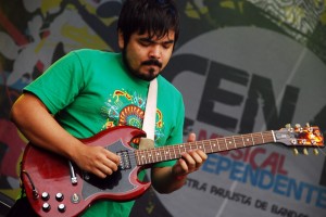 Paulo toca no Cena Independente, festival realizado em 2009 em SP