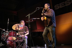 Jonathan Richman e o baterista Tommy Larkins. Foto: Natasha Ramos