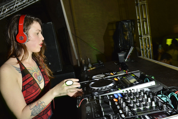 Vocalista da Copacabana Club discoteca na The Jam