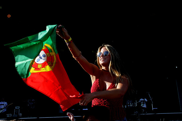 Já estamos em 2018? - Moça com a bandeira de Portugal lembra que o festival desembarcará em Lisboa ano que vem.